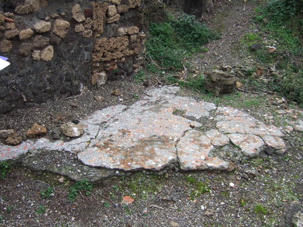 VII.12.35 Pompeii.  December 2005. Remains of floor.  