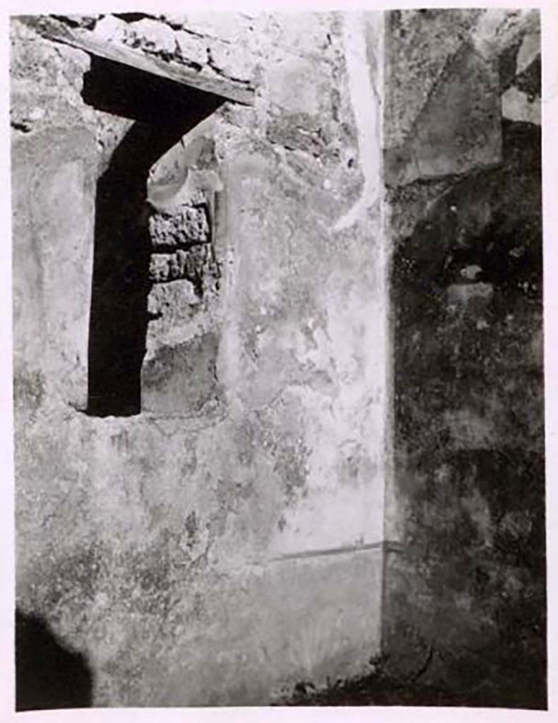 IX.2.12 Pompeii. Pre-1943. Photo by Tatiana Warscher.
Warscher described this photo as The internal window which gave light to laboratory h.
Fiorelli described the room h as a courtyard, so presumably this is a photo from the small room (latrine?), room i.
See Warscher, T. Codex Topographicus Pompeianus, IX.2. (1943), Swedish Institute, Rome. (no.42.), p. 101.
