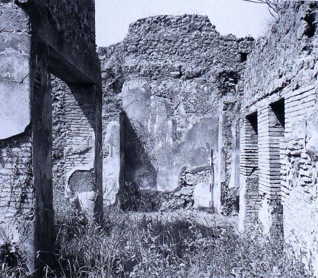 IX.2.26, Pompeii. 1979. Looking west along pseudoperistyle portico. On the right are two corridors and at the far end the tablinum.
See Carratelli, G. P., 1990-2003. Pompei: Pitture e Mosaici: Vol. IX. Roma: Istituto della enciclopedia italiana, p.115
