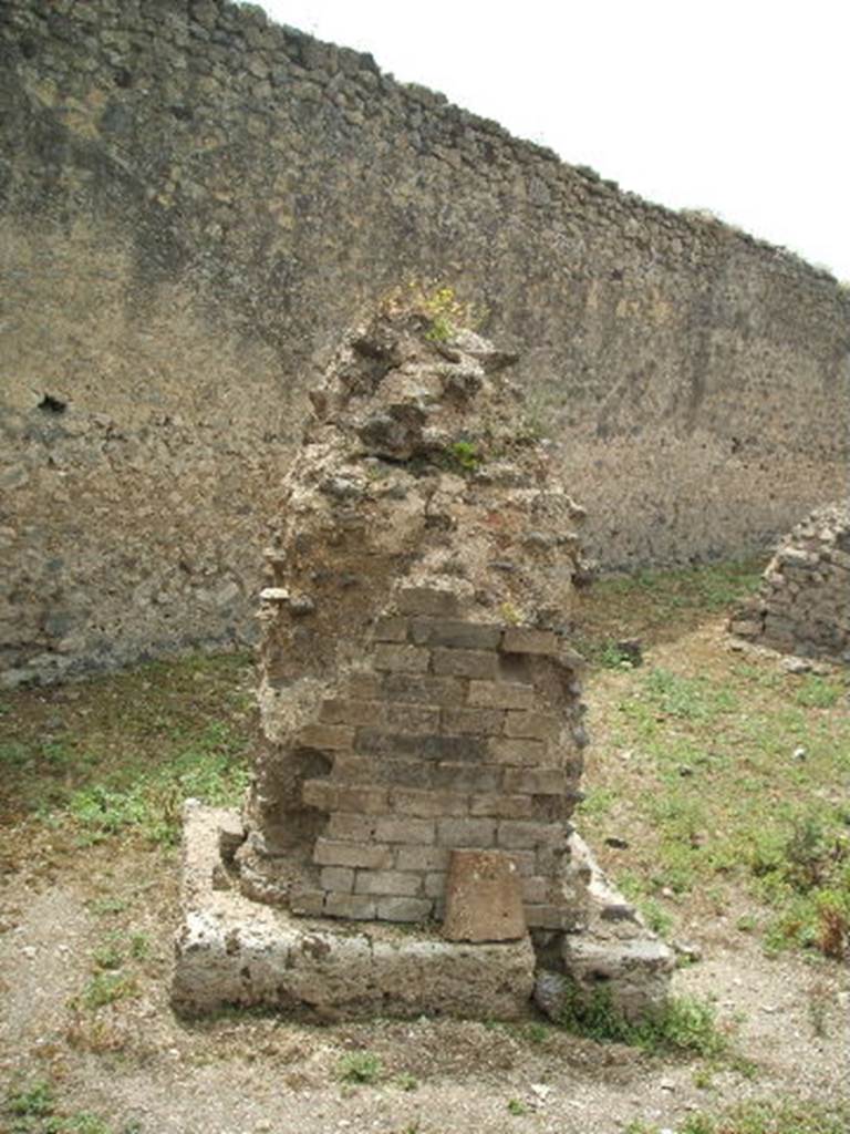 IX.4.15 Pompeii. May 2005. South-east corner of baths complex area "t", from doorway.
According to Mau,
Another large pilaster (1,50 x 1,20) was in the SE corner; it being built of grey tufa cut to look like masonry bricks  construction  that in these baths was not found anymore - so it would seem possible that it might be the remains of an older buildings; as one recognises with great certainty the opening of a cistern, conserved between this pillar and the corner of the caldarium ["s"].  See BdI, 1878, (p253 of pages 251- 254) 
