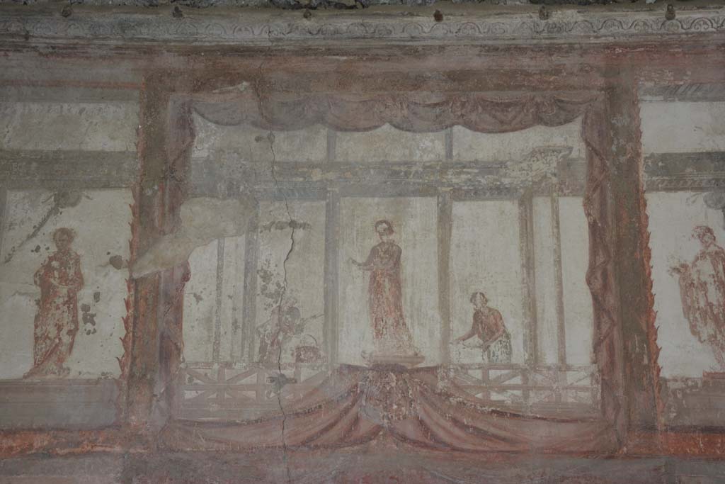 IX.5.6 Pompeii. May 2017. Room i, upper east wall, detail of figures above central panel.       
Foto Christian Beck, ERC Grant 681269 DCOR.

