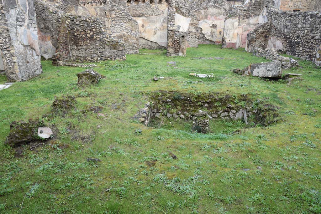 IX.5.18 Pompeii. March 2018. Room “b”, looking north towards west (portico) side of pool in atrium/courtyard garden area.
Foto Annette Haug, ERC Grant 681269 DÉCOR.
