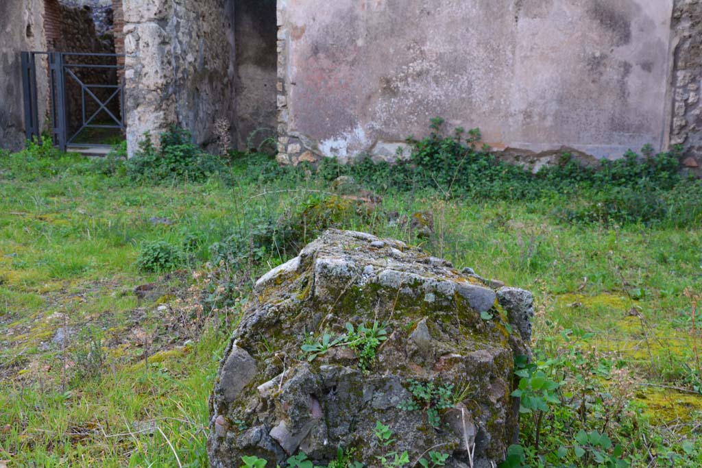 IX.5.18 Pompeii. March 2017. Room b, looking south across remains of pillar in atrium/courtyard garden area.
Foto Christian Beck, ERC Grant 681269 DÉCOR.
