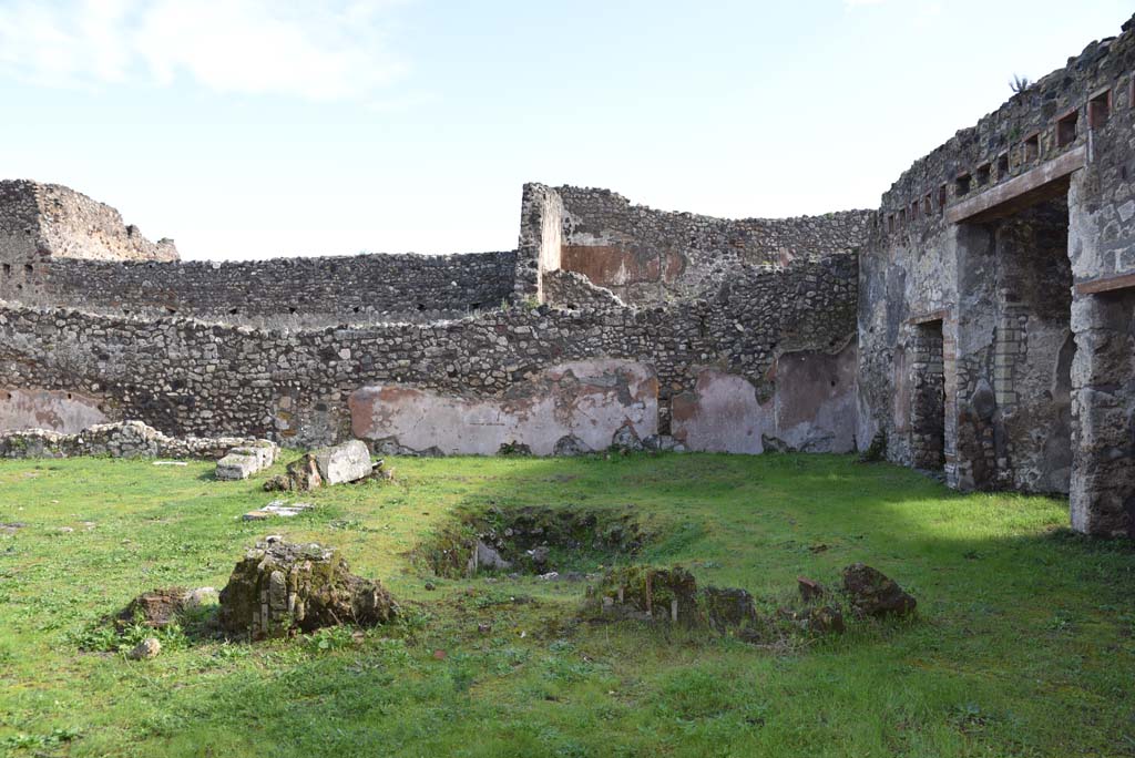 IX.5.18 Pompeii. March 2018. 
Looking towards east side of atrium/courtyard garden and south-east corner, with entrance doorway, on right. 
Foto Annette Haug, ERC Grant 681269 DÉCOR.

