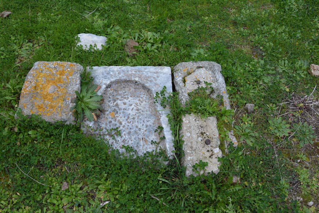 IX.5.18 Pompeii. March 2018. Atrium “b”, detail of remains of table base on north side of pool.
Foto Annette Haug, ERC Grant 681269 DÉCOR.
