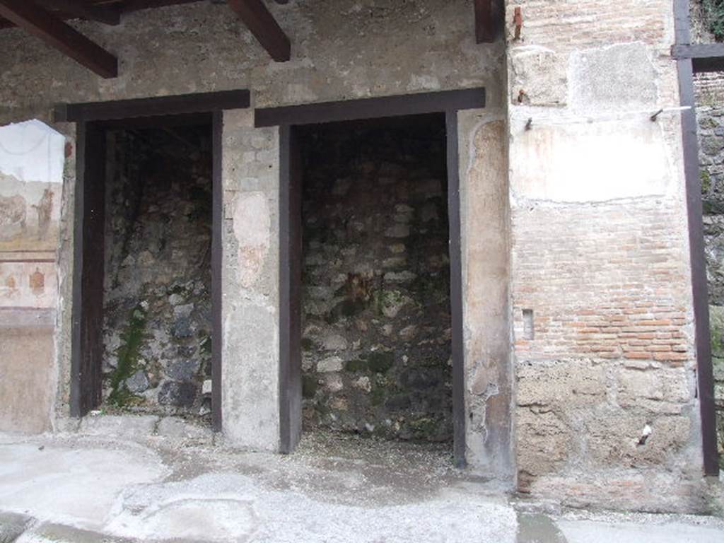 IX.7.5 Pompeii. December 2006. House entrance on left, with workshop of Verecundus on right.