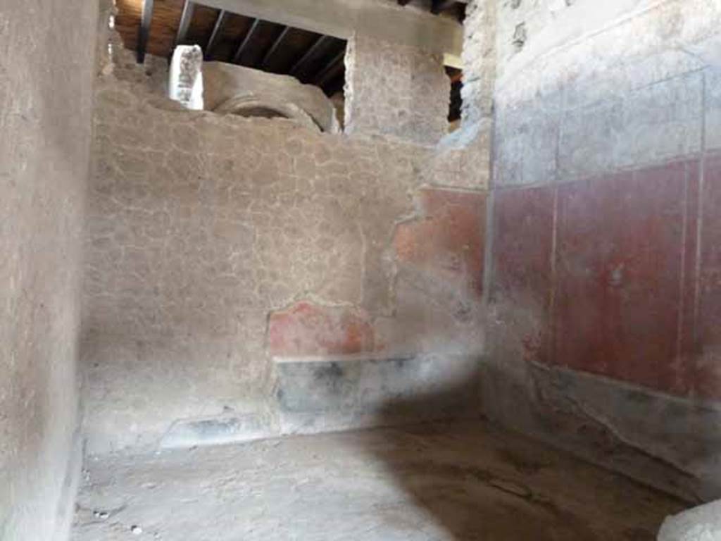 Villa of Mysteries, Pompeii. May 2010. Room 14, cubiculum on east side of passage 13. East wall and south wall.