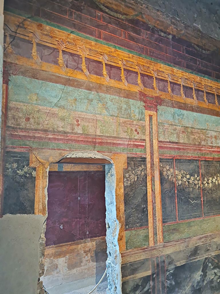 Villa of Mysteries, Pompeii. November 2023. 
Room 6, detail of west wall at south end, with doorway into corridor F1. Photo courtesy of Giuseppe Ciaramella.
