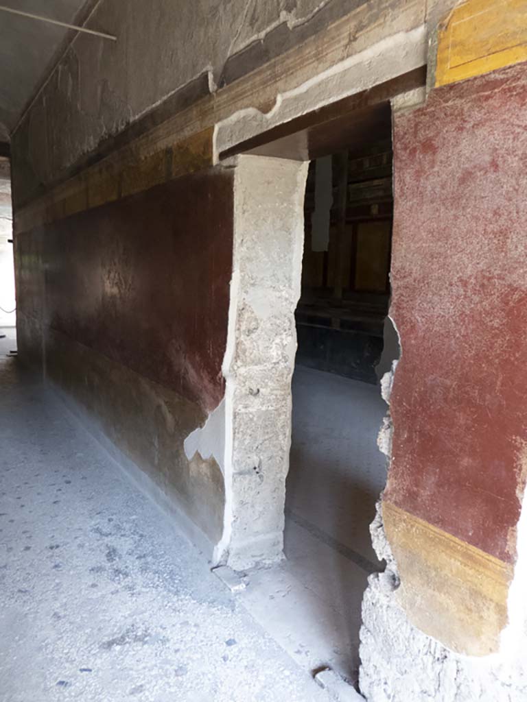 Villa of Mysteries, Pompeii. September 2017. Corridor F1, looking north along east wall.
Foto Annette Haug, ERC Grant 681269 DÉCOR.

