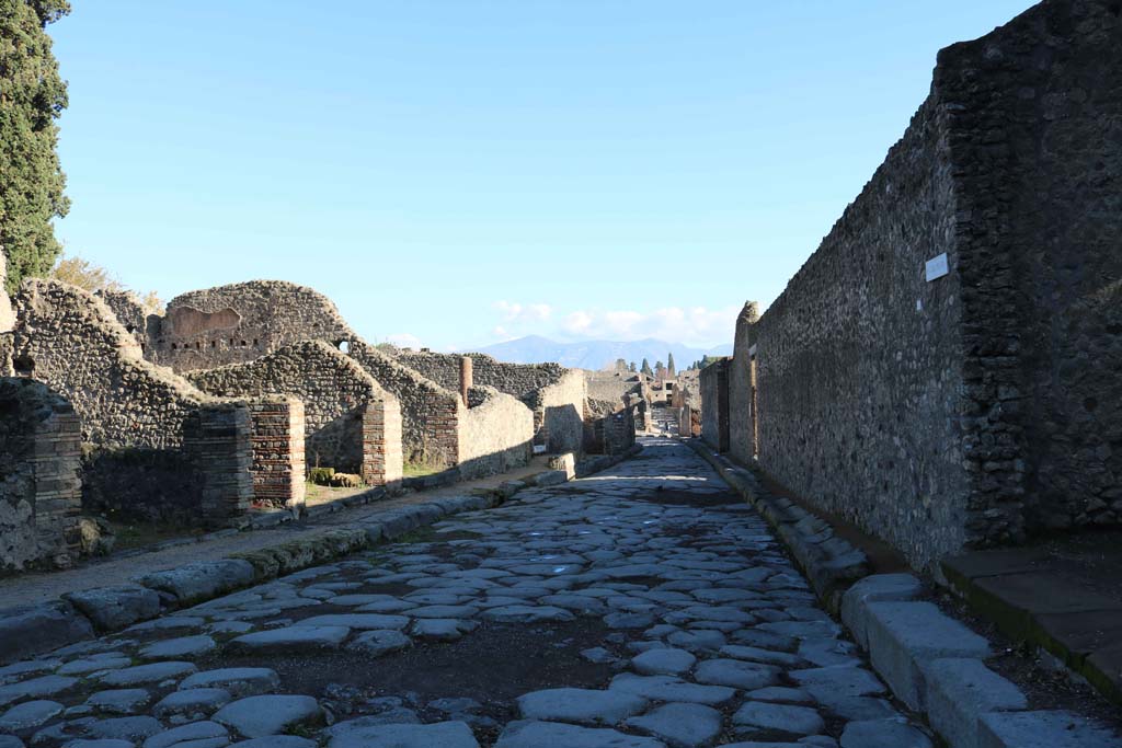 Via del Tempio d’Iside, Pompeii. December 2018. 
Looking east between VIII.4, on left, and VIII.7, on right. Photo courtesy of Aude Durand.

