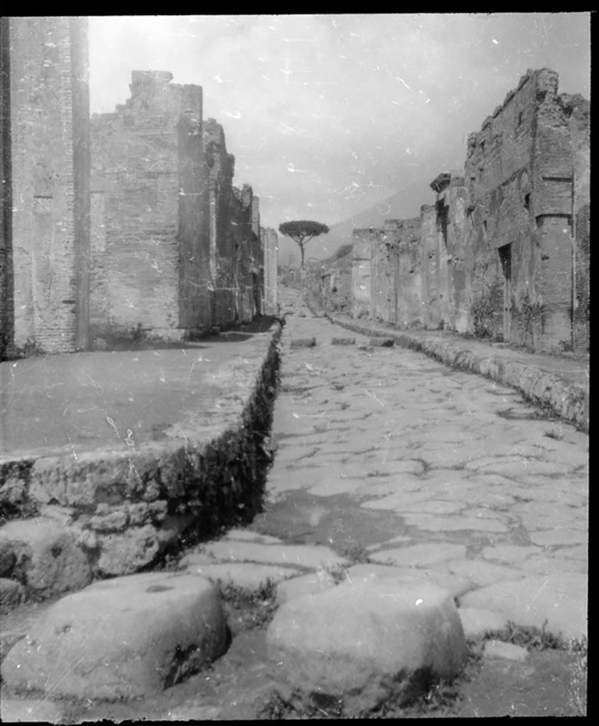 Via del Vesuvio between VI.14 and V.1. Photo by B. M. Blackwood. 
Looking north from the crossroads with Via della Fortuna and Via Nola.
Used with the permission of the Institute of Archaeology, University of Oxford. File name Blackwood001. Resource ID. 24577.  
See photo on University of Oxford HEIR database
