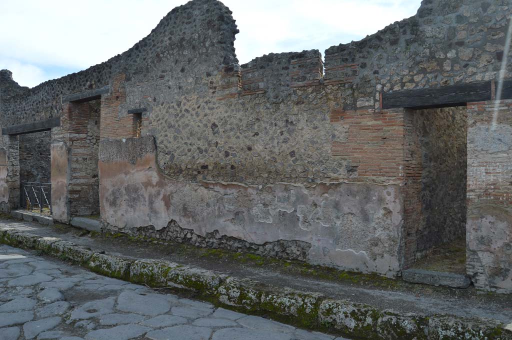 Via del Vesuvio, west side, Pompeii. March 2018. Looking south-west from VI.14.23, on right, along front façade on VI.14.21 and 22, on left.
Foto Taylor Lauritsen, ERC Grant 681269 DÉCOR.

