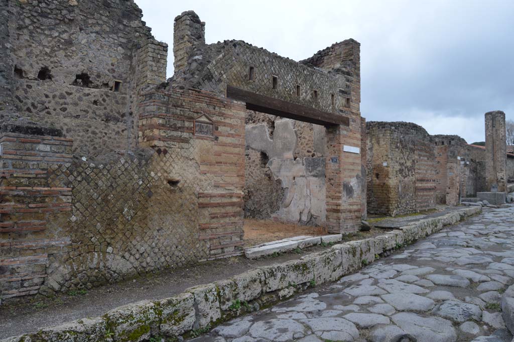 Via del Vesuvio, west side, Pompeii. March 2018. Looking north-west towards entrance doorway at VI.14.28, and with remains of upper floor
Foto Taylor Lauritsen, ERC Grant 681269 DÉCOR.

