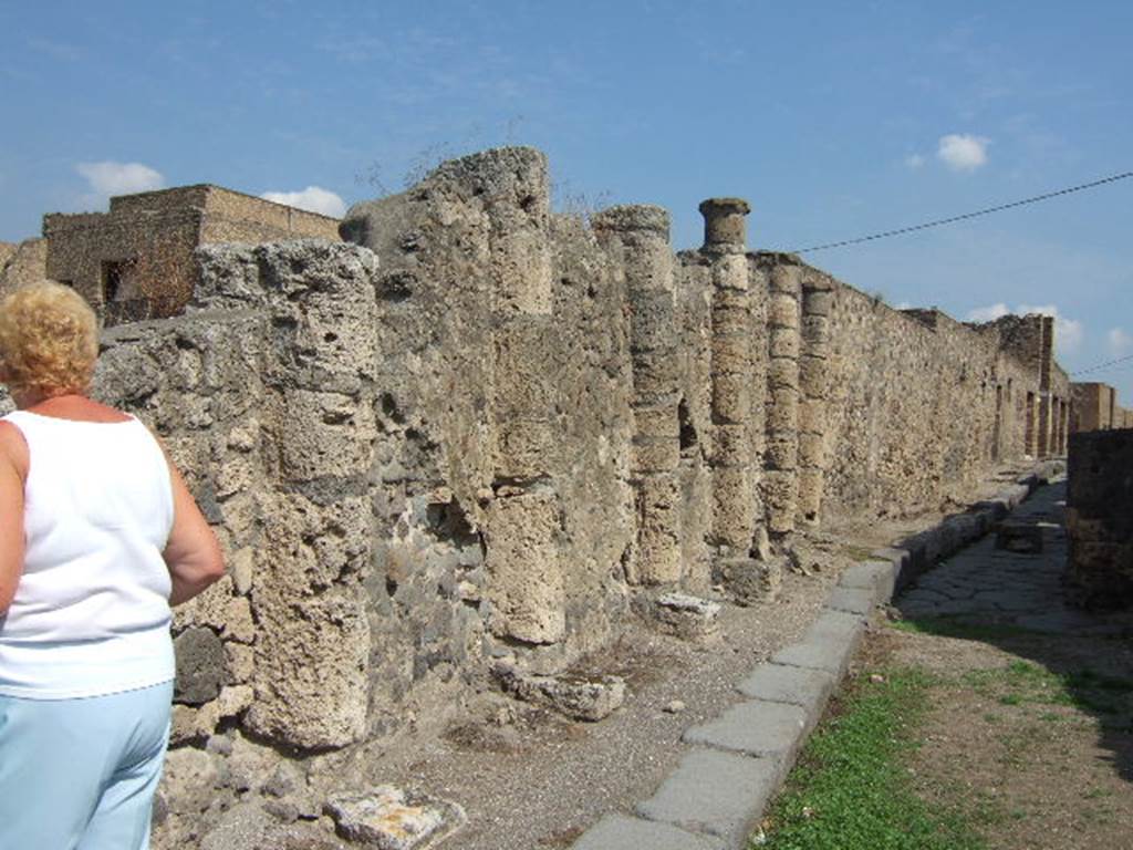 Vicolo dei Soprastanti, September 2005. Looking east along wall on north side on VII.16. 