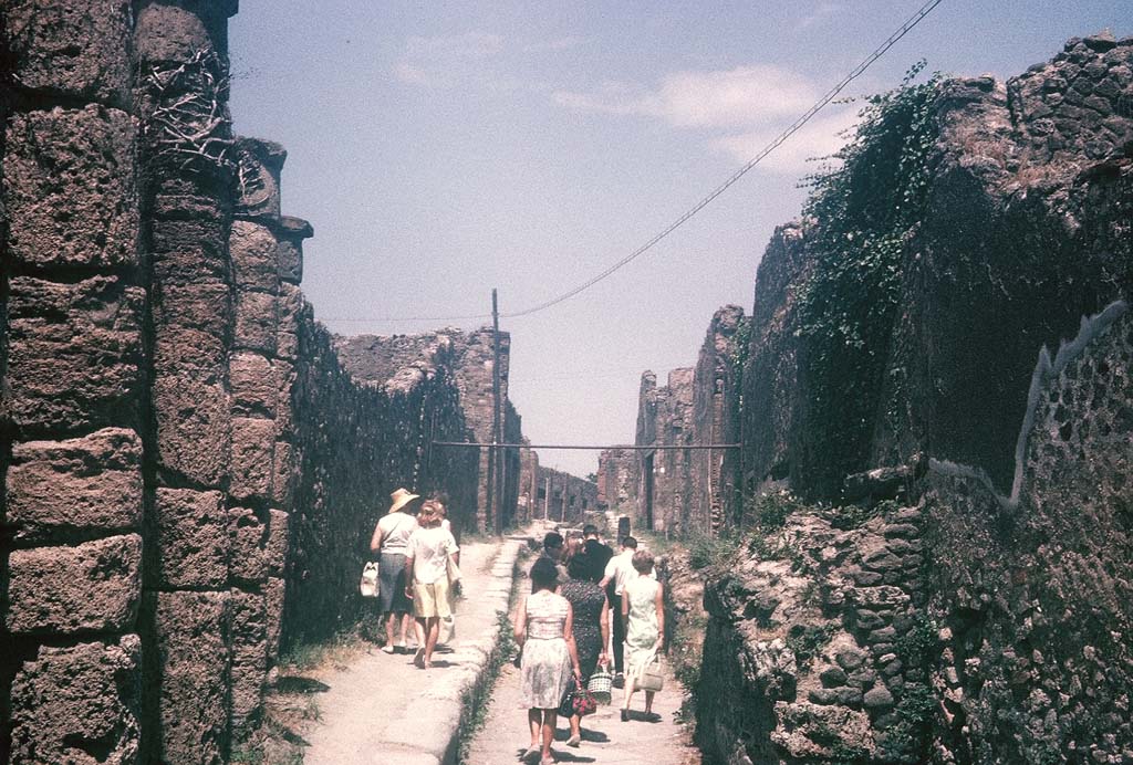 Vicolo dei Soprastanti, Pompeii. August 1965. Looking east. Photo courtesy of Rick Bauer.