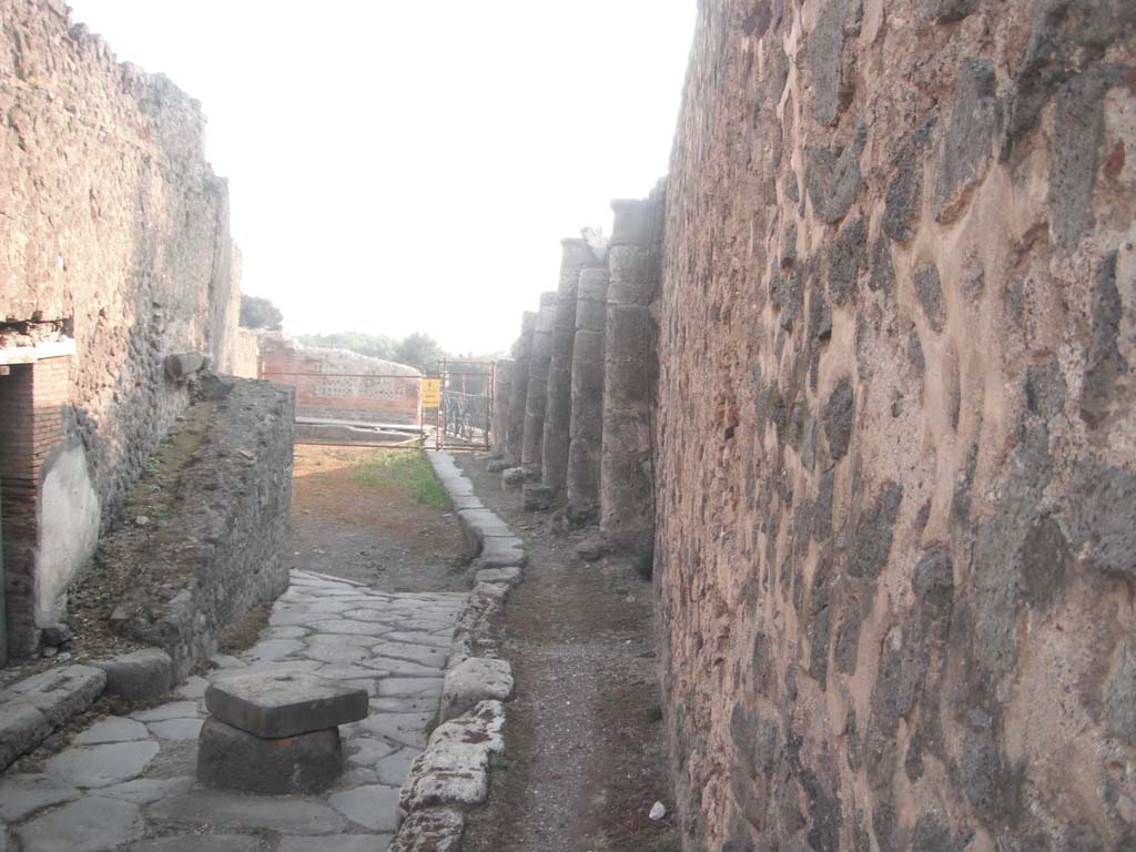 Vicolo dei Soprastanti, Pompeii. May 2011. 
Looking west between VII.15 and VII.16, with ramp outside VII.15.16, on left. Photo courtesy of Ivo van der Graaff.

