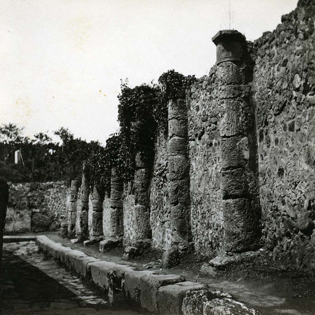 Vicolo dei Soprastanti, Pompeii. c.1900-1930. Looking west along south perimeter wall with half columns, near VII.16.17.
Photo by Esther Boise Van Deman (c) American Academy in Rome. VD_Archive_Ph_236.
