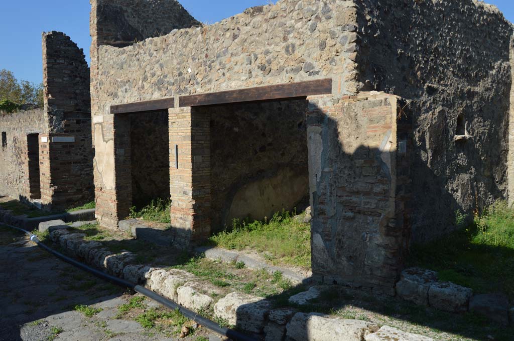Vicolo dei Soprastanti, north side, Pompeii. October 2017. 
Looking north-west towards doorways of VII.6.35 and 34, followed by junction with Vicolo del Farmacista. 
Foto Taylor Lauritsen, ERC Grant 681269 DÉCOR.
