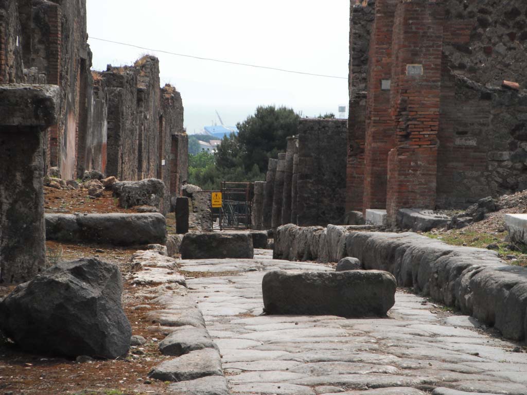 Vicolo dei Soprastanti, Pompeii. May 2011. 
Looking west from near VII.6.28 with white threshold, on right. Photo courtesy of Ivo van der Graaff.

