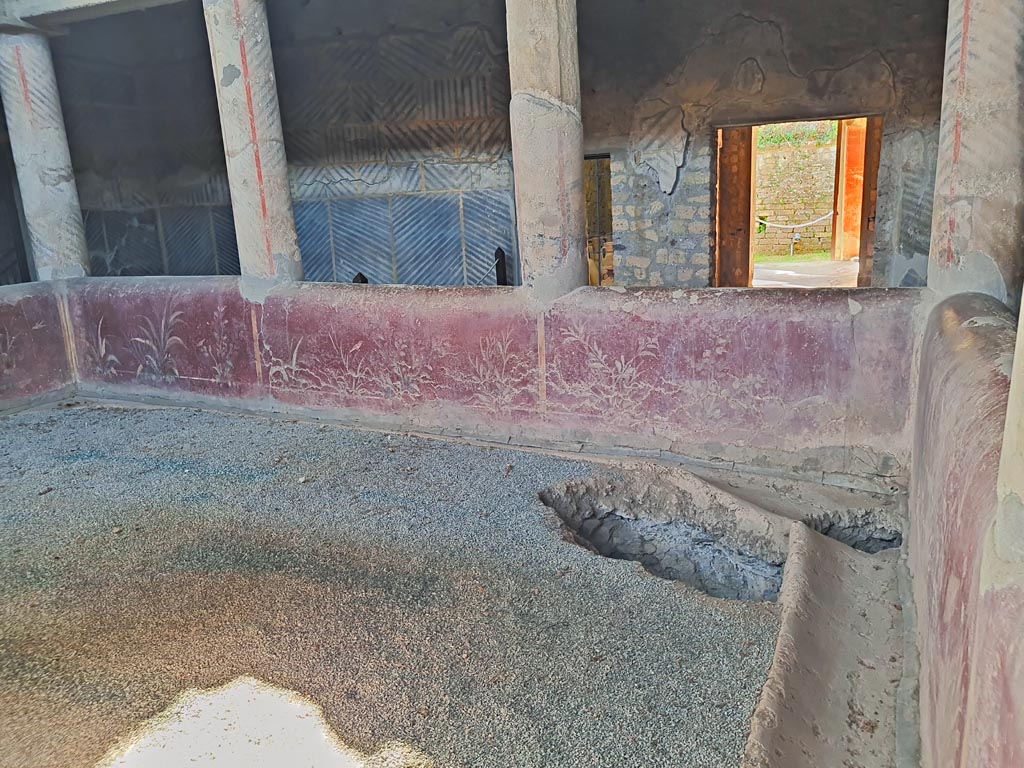 Oplontis Villa of Poppea, October 2023. Room 32, south wall with painted decorations. Photo courtesy of Giuseppe Ciaramella. 