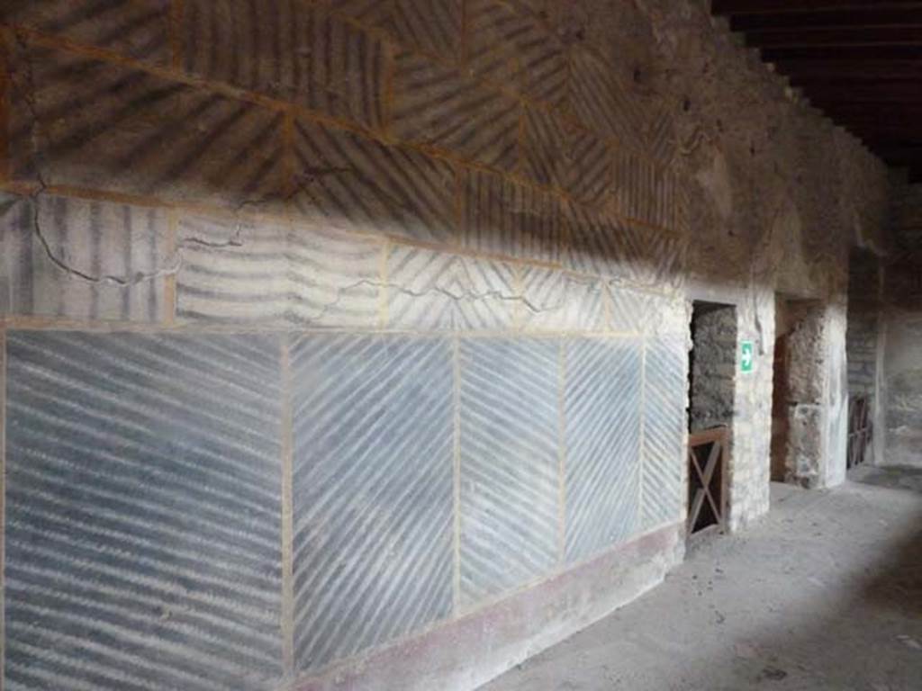Oplontis, September 2015. Room 32, looking west along the south wall of the internal peristyle.