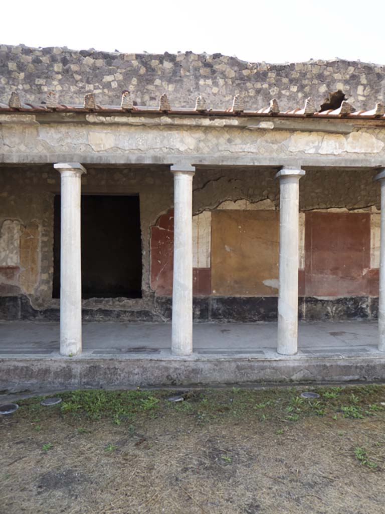 Oplontis Villa of Poppea, September 2017. 
Room 33, looking towards south wall of portico, and window into room 17.
Foto Annette Haug, ERC Grant 681269 DÉCOR.

