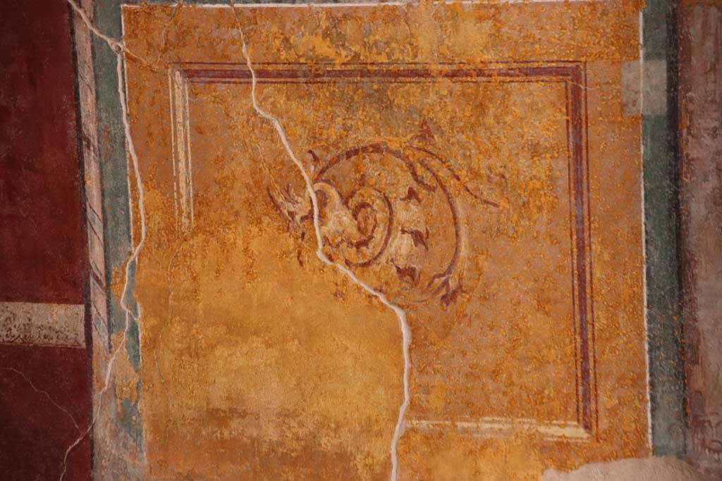 Stabiae, Villa Arianna, October 2020. Room 7, detail from panel beneath figure on west wall. Photo courtesy of Klaus Heese.