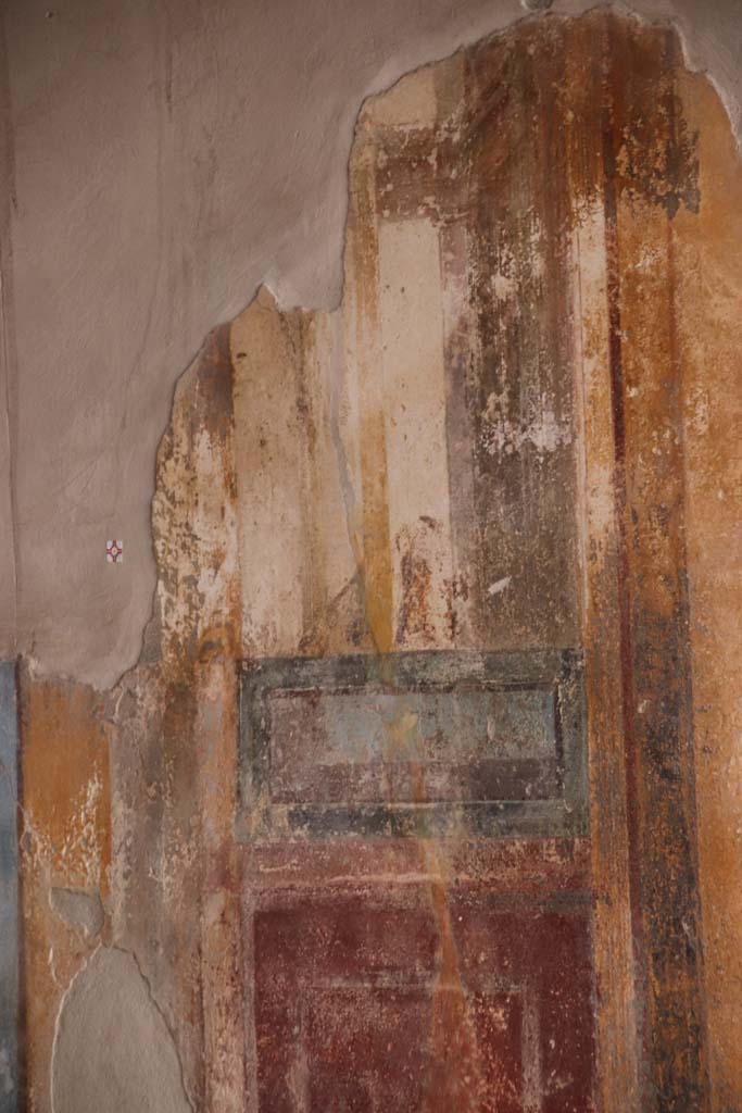 Stabiae, Villa Arianna, October 2020. Room 3, detail of painted wall decoration on west wall on north side of central painting. Photo courtesy of Klaus Heese.
