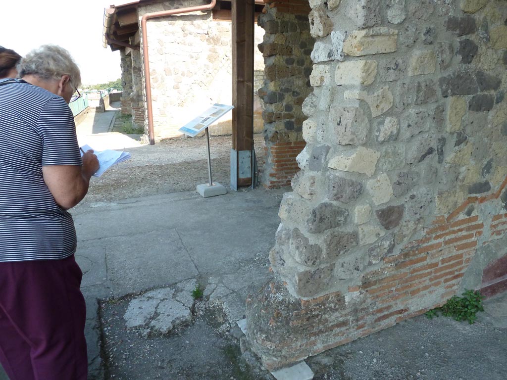 Stabiae, Villa Arianna, September 2015. Remains of dividing wall between room 1, on left, and room 2, on right.