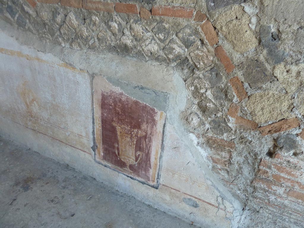 Stabiae, Villa Arianna, September 2015. Room 1, zoccolo of west wall with painted urn.