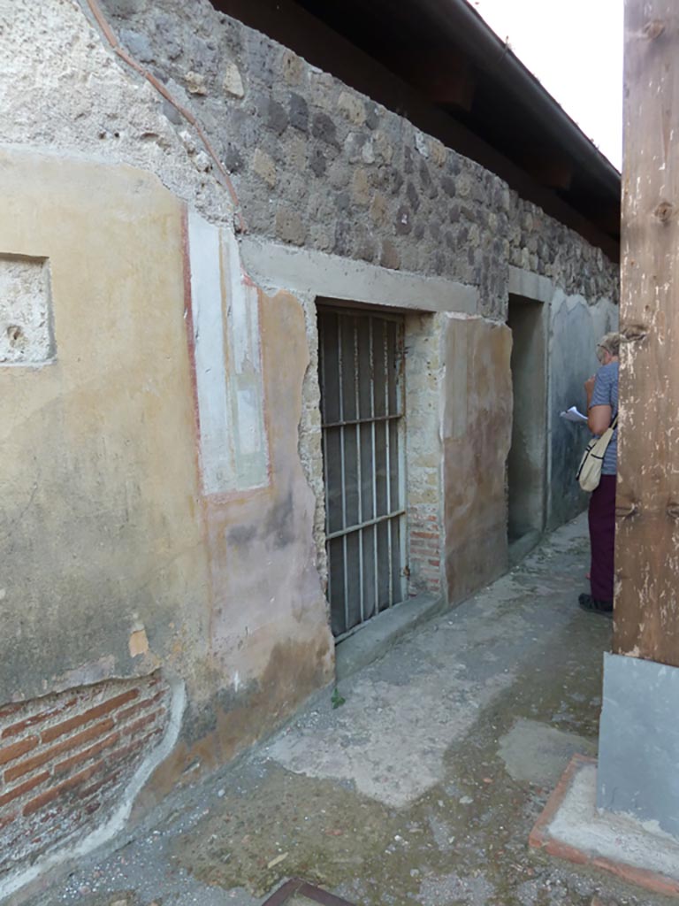 Stabiae, Villa Arianna, September 2015. 
Room 21, east wall with doorways to rooms 22 and 25, with painted wall decoration.
