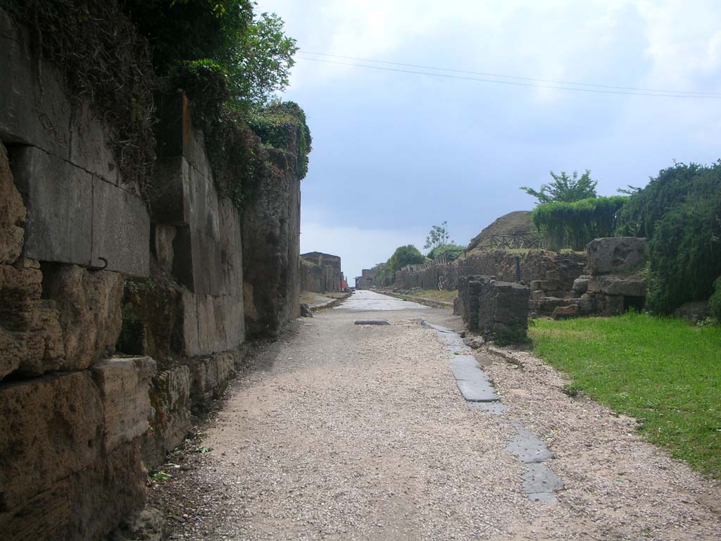 Porta di Sarno or Sarnus Gate. May 2010. Looking west through gate towards Via dell’Abbondanza. Photo courtesy of Ivo van der Graaff.