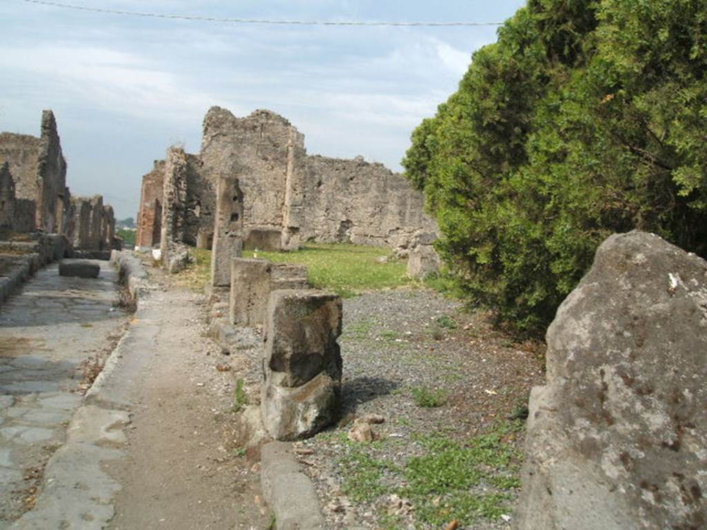 VII.6.24 Pompeii. May 2005. Looking west along entrance towards site of west wall. According to Boyce, in the west wall of the corner thermopolium at VII.6.23/24, there was a rectangular niche. It was called “la nicchia dei Penati” by Fiorelli.
See Boyce G. K., 1937. Corpus of the Lararia of Pompeii. Rome: MAAR 14. (p.67, no.290) 
