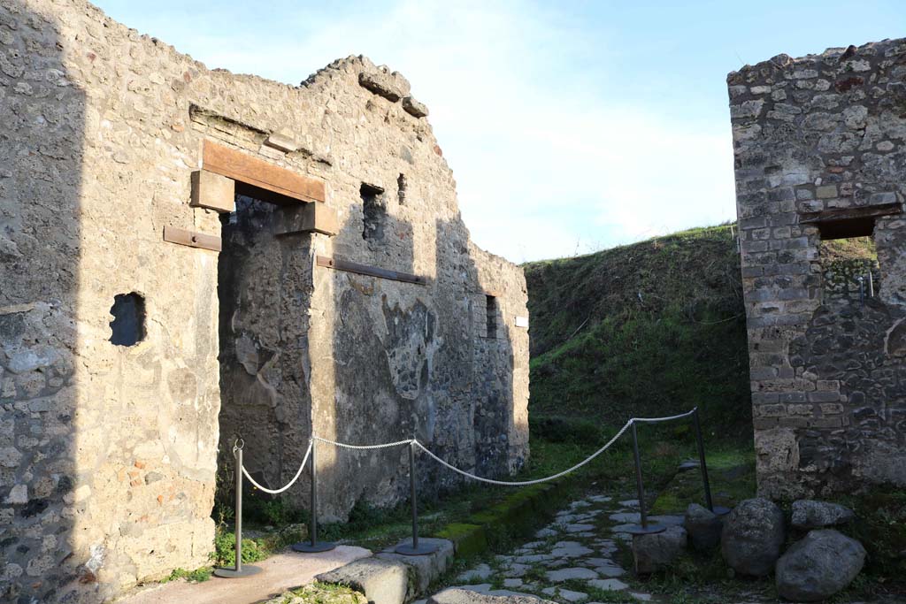 IX.8.b Pompeii. December 2018. Looking south towards doorway on Vicolo del Centenario. Photo courtesy of Aude Durand.    


