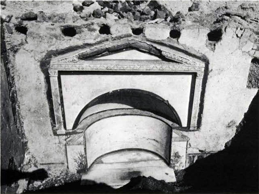 Boscoreale, Villa rustica in via Casone Grotta, proprietà Risi di Prisco. 1987. Lararium.