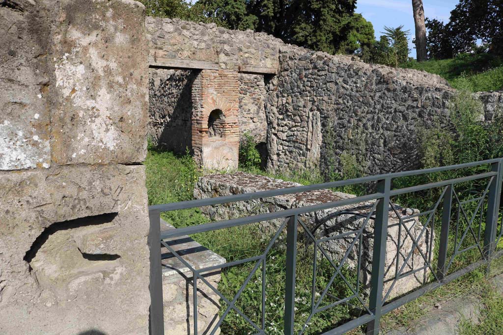 I.1.2 Pompeii. September 2018. Looking south-east across podiums in shop-room. Photo courtesy of Aude Durand.