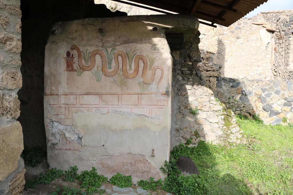 I.11.11 Pompeii. December 2018. Lararium on exterior south wall of latrine. Photo courtesy of Aude Durand.