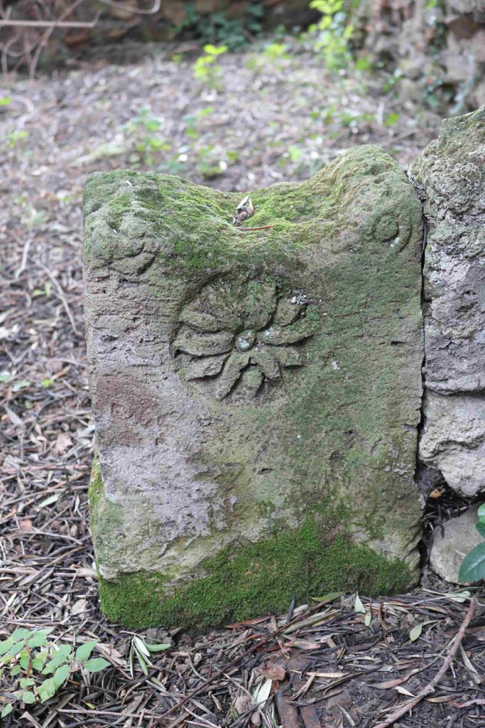 I.12.8 Pompeii. December 2018. 
Room 9, detail of carved stone in low wall of peristyle garden. Photo courtesy of Aude Durand.
