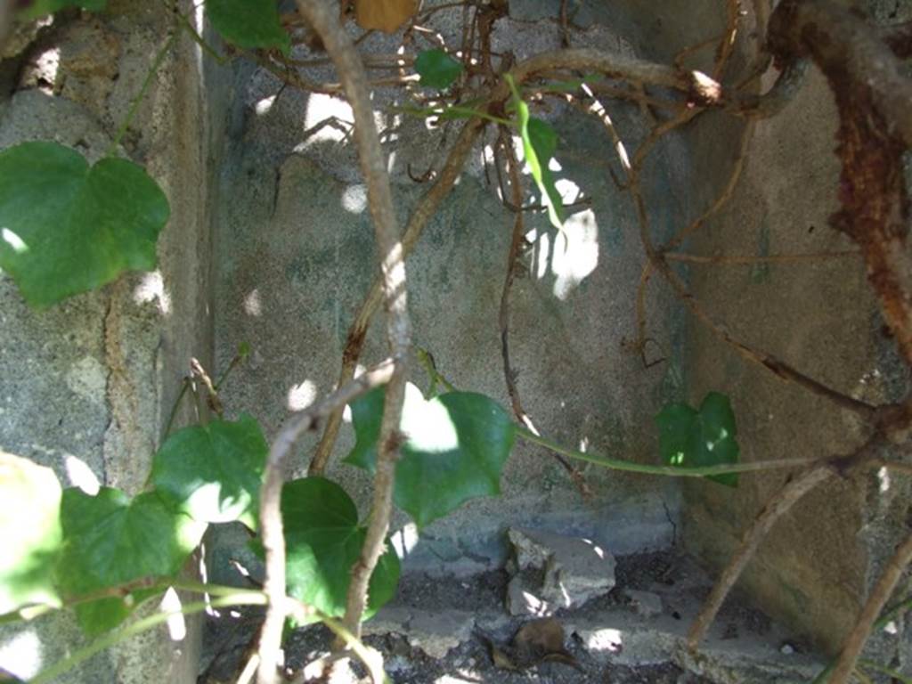 V.4.c Pompeii. March 2009. Niche lararium (e), on east wall of the garden K.
According to Boyce, this niche was placed at the east end of the corridor leading from the atrium.
See Boyce G. K., 1937. Corpus of the Lararia of Pompeii. Rome: MAAR 14. (p.42, no.130, Pl. 3,1).