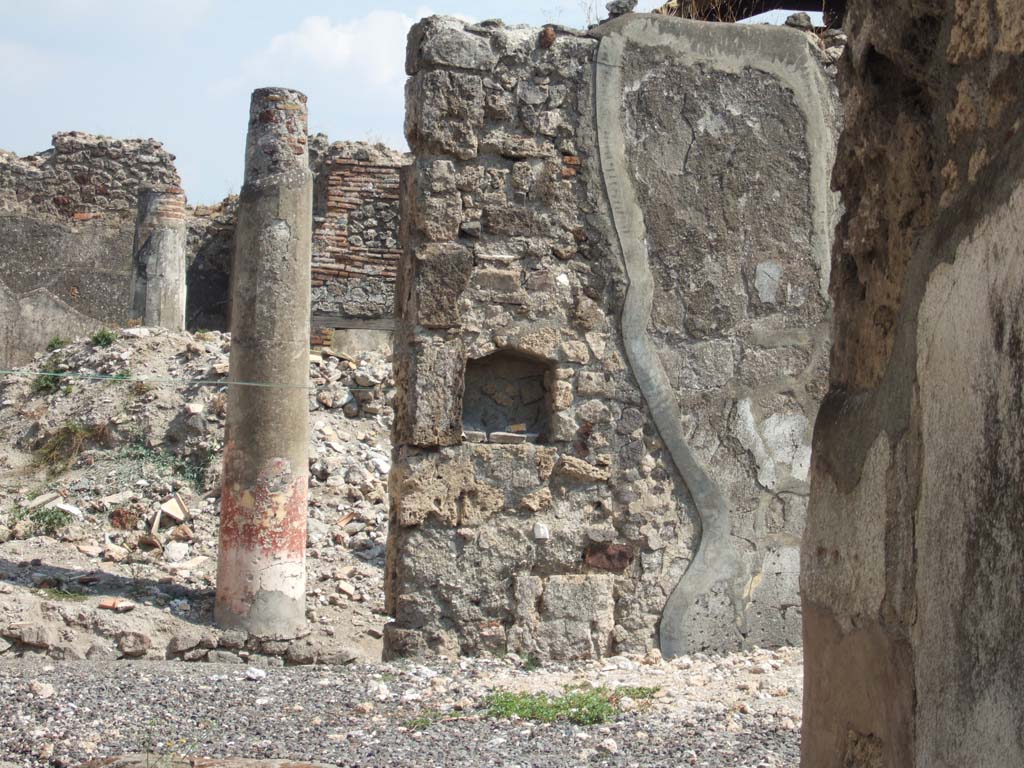 VI.5.5 Pompeii. September 2005. East wall of atrium with niche, looking towards peristyle.