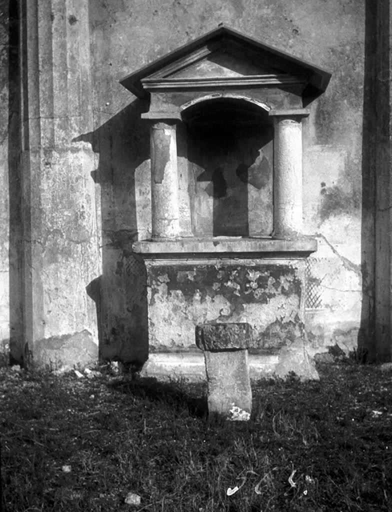 VI.9.6 Pompeii. W.909. Room 17, lararium against east wall of pseudo-peristyle.
Photo by Tatiana Warscher. Photo © Deutsches Archäologisches Institut, Abteilung Rom, Arkiv.
See Boyce G. K., 1937. Corpus of the Lararia of Pompeii. Rome: MAAR 14, (p. 50, no. 176).
See Giacobello, F., 2008. Larari Pompeiani: Iconografia e culto dei Lari in ambito domestico. Milano: LED Edizioni, (p.271 no.V47)

