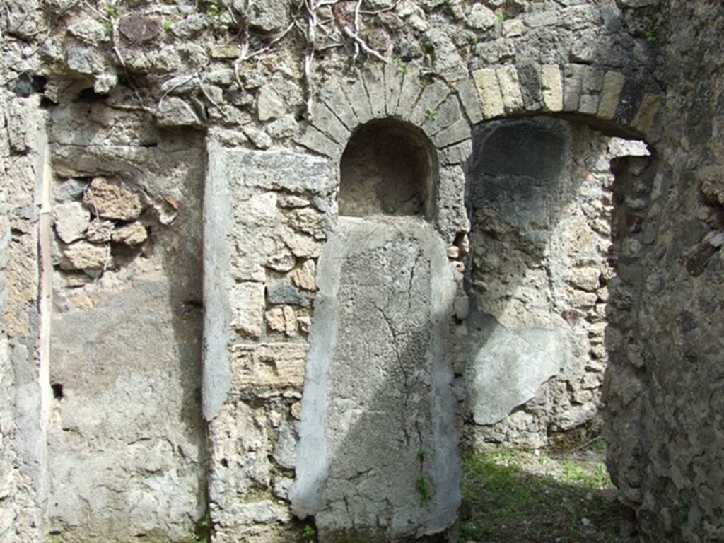 VI.16.27 Pompeii. March 2009. Room Y, east wall with niche. The eastern wall in the north-east corner (on left) had a narrow walled-up doorway.
