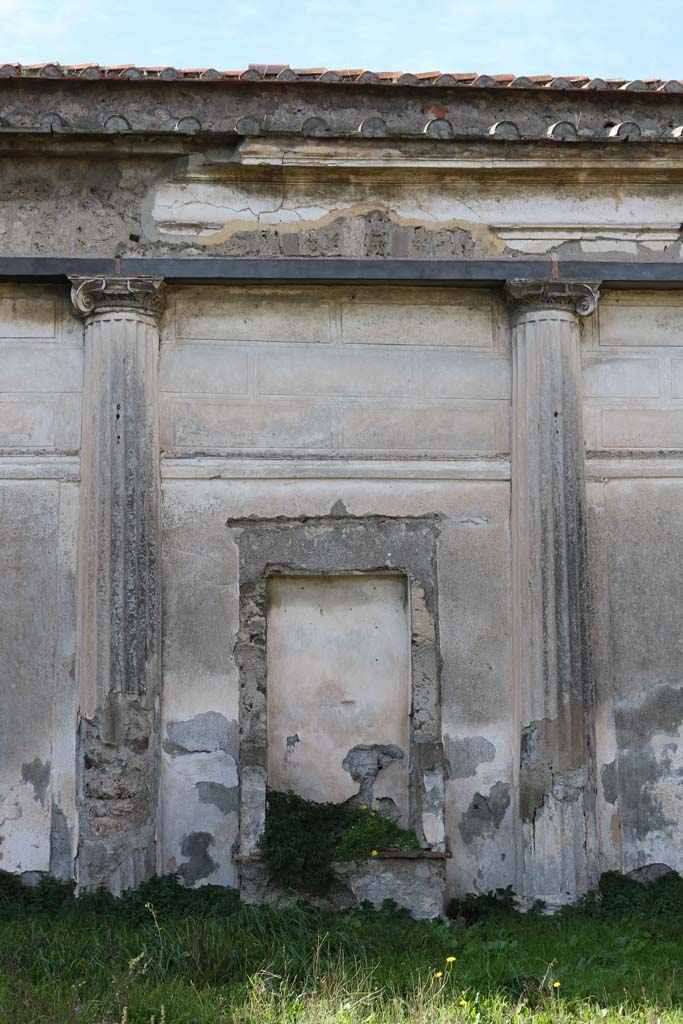 VII.4.57, Pompeii. December 2018. 
Aedicula Lararium, set into west wall of peristyle. Photo courtesy of Aude Durand.

