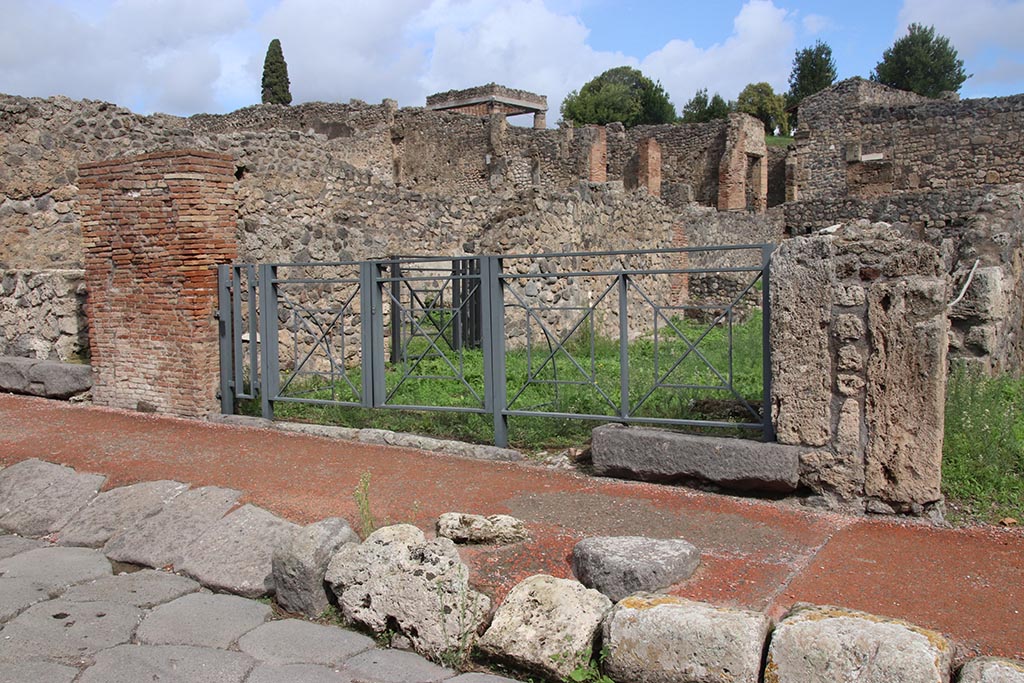 I.1.8 Pompeii. October 2024. 
Looking towards entrance doorway, with I.1.7, threshold of doorway of steps to upper floor, on right. Photo courtesy of Klaus Heese.
