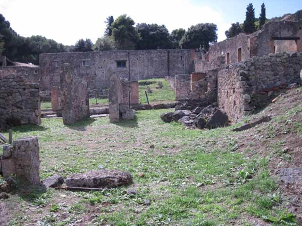 1.2.3 Pompeii. September 2010. Looking west from triclinium, towards atrium and Via Stabiana. Photo courtesy of Drew Baker.
