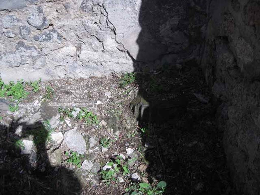 1.2.3 Pompeii. September 2010. South-east corner of cubiculum  with derail column drum.  Photo courtesy of Drew Baker.
