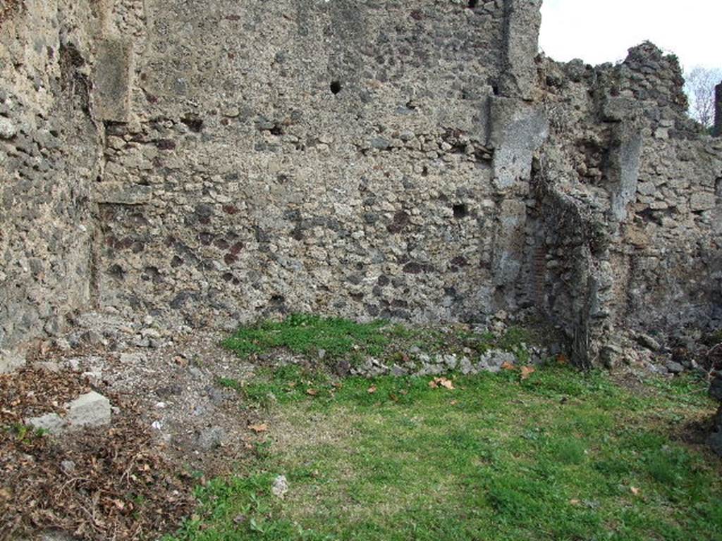 I.2.3 Pompeii. December 2006. Looking east across garden area, towards the remains of the narrow slightly raised beds against the north and east walls. These beds, according to Fiorelli, were for the cultivation of flowers.  See Pappalardo, U., 2001. La Descrizione di Pompei per Giuseppe Fiorelli (1875). Napoli: Massa Editore. (p.34)
