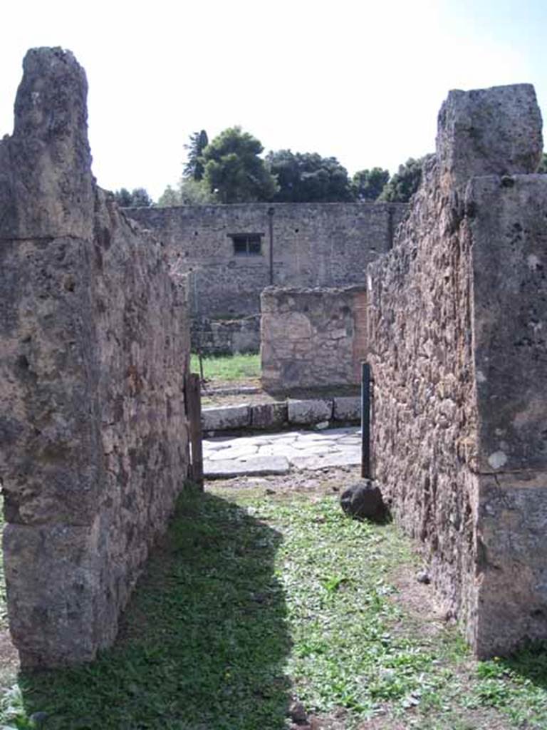 1.2.3 Pompeii. September 2010. Looking west along entrance fauces towards Via Stabiana. Photo courtesy of Drew Baker.
