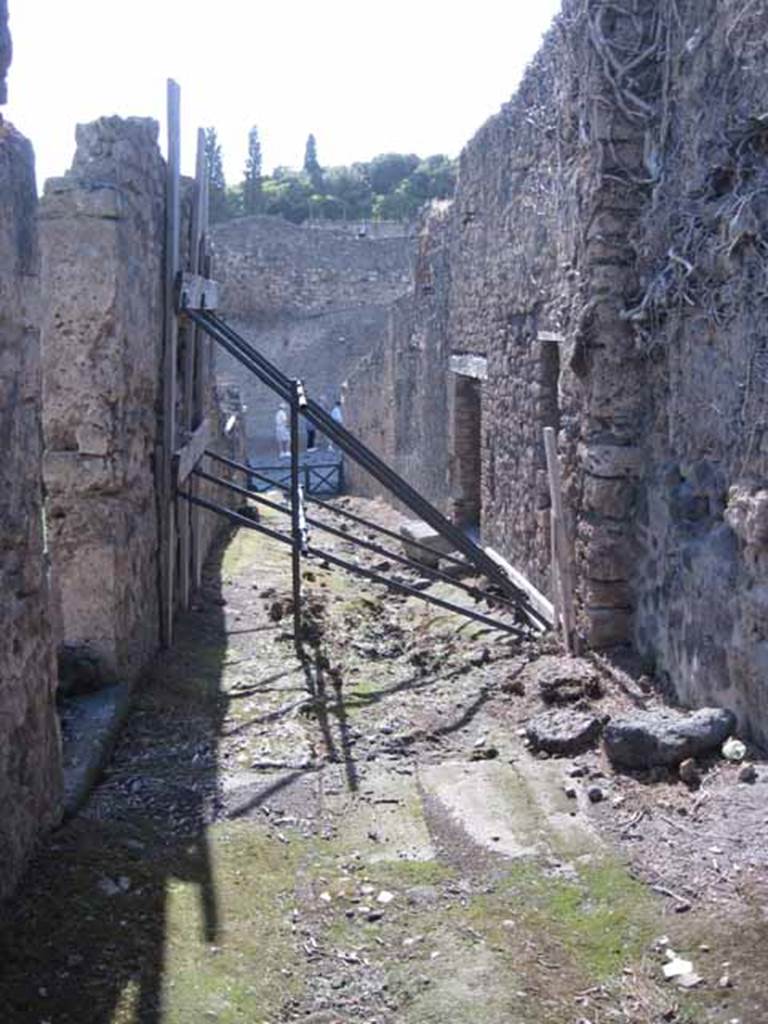 1.2.15 Pompeii. September 2010. Looking west along unnamed vicolo towards Via Stabiana, from near entrance. Photo courtesy of Drew Baker.

