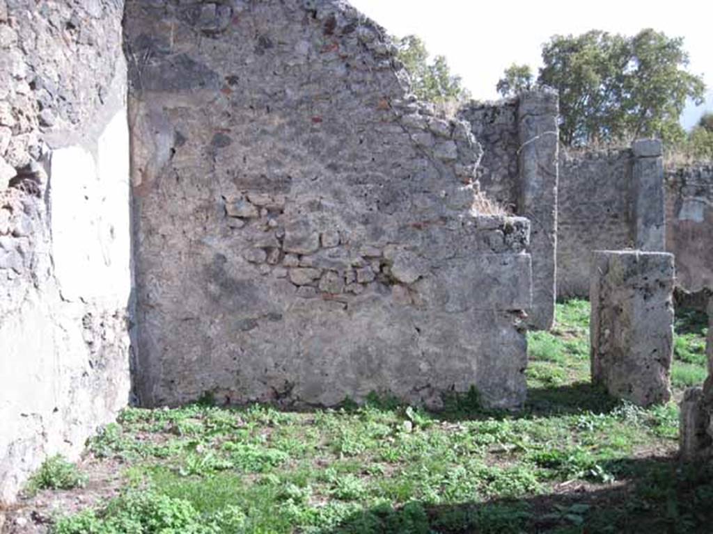 1.2.16 Pompeii. September 2010. Room 3, south wall, with small doorway to room 4. Photo courtesy of Drew Baker.
